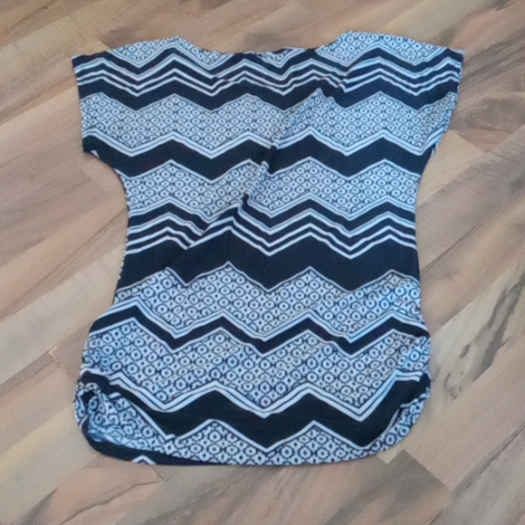 Black and White Top - Picture 2 of 3